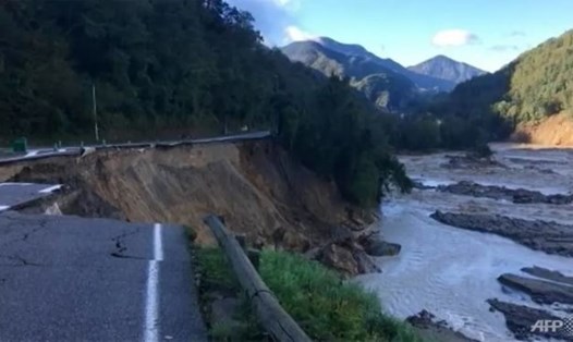 Con đường ở La Bollene-Vesubie, miền nam nước Pháp, bị hư hại nghiêm trọng sau khi bão lớn gây lũ lụt nghiêm trọng ở nhiều khu vực. Ảnh: AFP