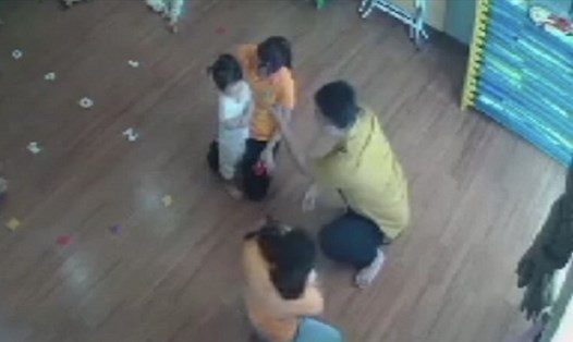 Cơ quan công an đang truy tìm người đàn ông đánh bé gái 2 tuổi trong trường mầm non ở Lào Cai. Ảnh cắt từ clip