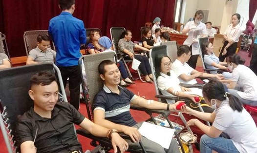 Các tình nguyện viên huyện Nghi Xuân hiến máu tình nguyện. Ảnh: CĐ.