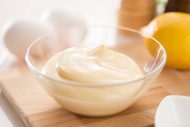 Mayonnaise có công dụng lý tưởng giúp tóc khỏe mạnh, chống lão hóa tóc sớm. Ảnh nguồn: Mnet.