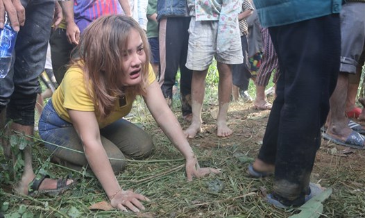 Một nạn nhân ở Trà Leng bàng hoàng sau vụ lở đất. Ảnh: PV