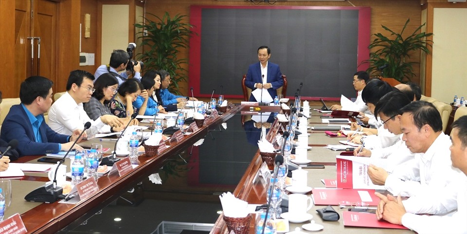Ông Đào Minh Tú - Phó Thống đốc Ngân hàng Nhà nước, Chủ tịch Công đoàn Ngân hàng Việt Nam phát biểu tại buổi làm việc. Ảnh: Liên Trà