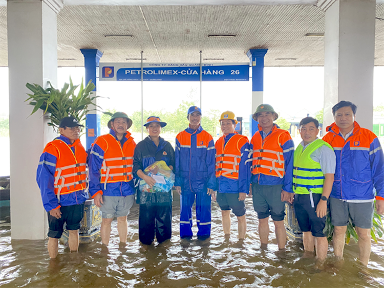 Công đoàn Xăng dầu Việt Nam động viên, trao hỗ trợ cho người lao động vùng lũ. Ảnh: CĐXD