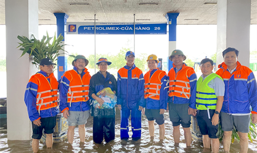 Công đoàn Xăng dầu Việt Nam động viên, trao hỗ trợ cho người lao động vùng lũ. Ảnh: CĐXD