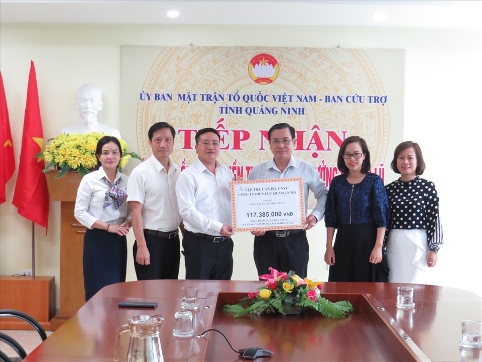 Ông Vũ Hữu Chương - Chủ tịch Công đoàn PC Quảng Ninh đã trao số tiền ủng hộ trên 117 triệu đồng cho Ủy ban Mặt trận Tổ quốc Việt Nam tỉnh Quảng Ninh. Ảnh: Ngọc Lan
