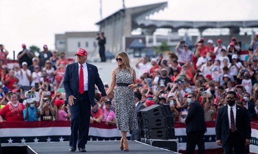 Tổng thống Donald Trump và Đệ nhất phu nhân Mỹ vận động tranh cử ở Tampa, Florida, ngày 29.10.2020. Ảnh: AFP