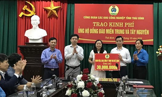 Các doanh nghiệp thuộc khu công nghiệp trên địa bàn tỉnh Thái Bình tham gia ủng hộ miền Trung. Ảnh Bá Mạnh