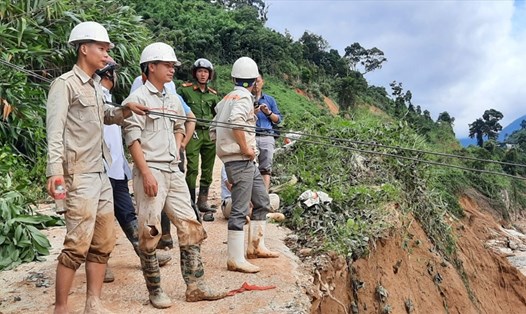 Tiếp tế và ứng cứu 200 công nhân ở thủy điện Đắk Mi2, Phước Sơn. Ảnh: Nguyễn Kỷ