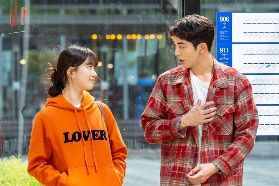 Suzy và Nam Joo Hyuk ăn ý trong hậu trường của "Start-up". Ảnh chụp màn hình. Suzy và Nam Joo Hyuk ăn ý trong hậu trường của "Start-up". Ảnh chụp màn hình.