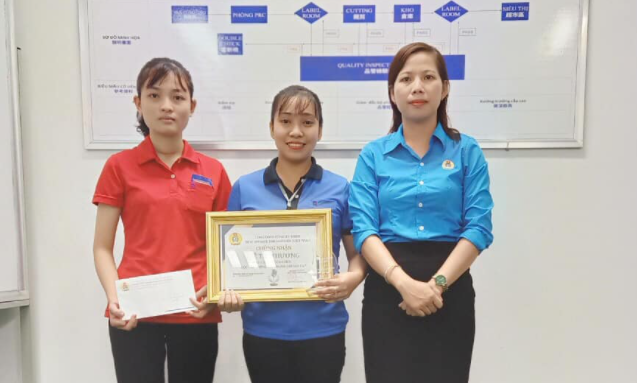 Nhận giải khuyến khích "tiếng hát online giờ tan ca", chị Lê Thị Thương (đứng giữa) dành phần thưởng của mình chia sẻ với đoàn viên Bùi Ngọc Mai (ngoài cùng bên trái) bị bệnh hiểm nghèo. Ảnh: Hoàng Ngọc nghĩa