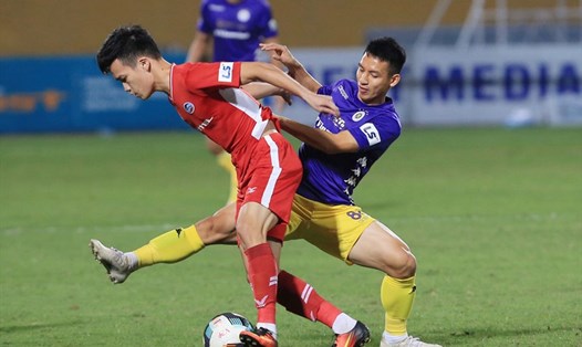 Câu lạc bộ Hà Nội (áo tím) đang bất lợi trong cuộc đua vô địch V.League 2020 với Viettel (áo đỏ). Ảnh: VPF.