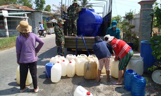 Hàng chục ngàn hộ dân các tỉnh Long An, Tiền Giang, Bến Tre được cứu trợ nước ngọt trong mùa hạn mặn 2019 - 2020. Ảnh: K.Q.