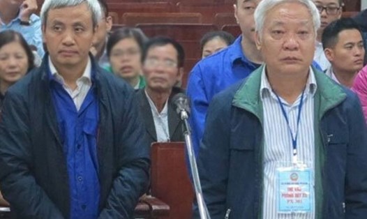 Hai cựu Phó Chủ tịch HĐQT, Chủ tịch HĐQT GPBank Đoàn Văn An và Tạ Bá Long (từ trái qua) tại phiên toà năm 2017. Ảnh: V.Dũng.