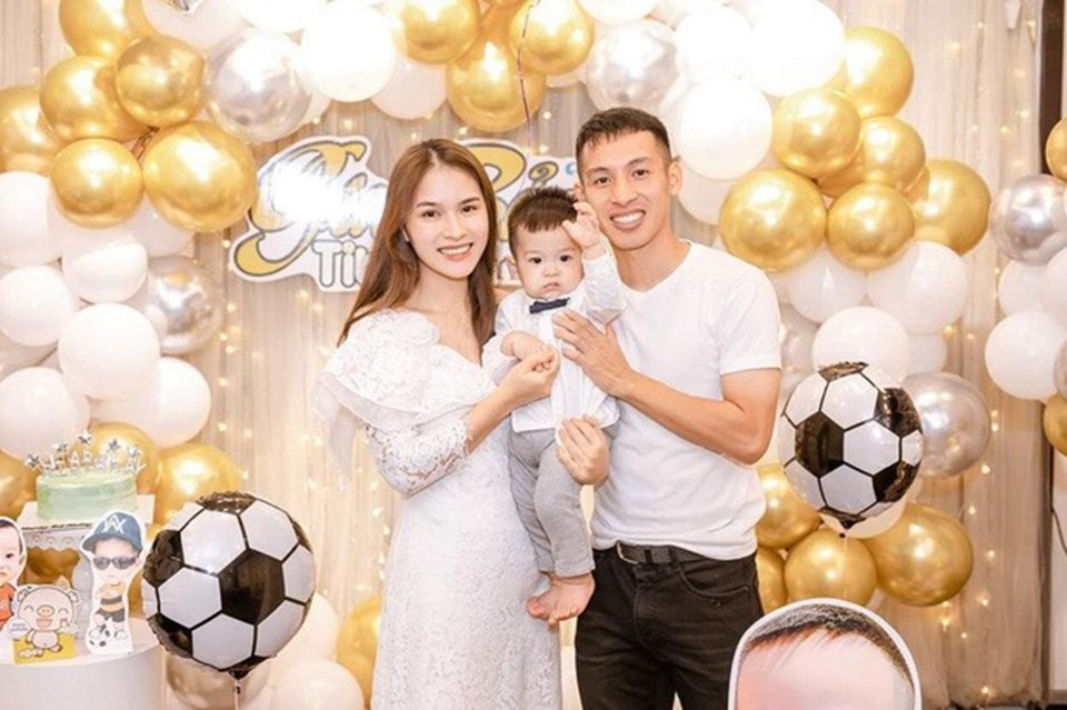 Hùng Dũng cùng bà xã tổ chức sinh nhật cho con. Ảnh: FBNV Hùng Dũng cùng bà xã tổ chức sinh nhật cho con. Ảnh: FBNV