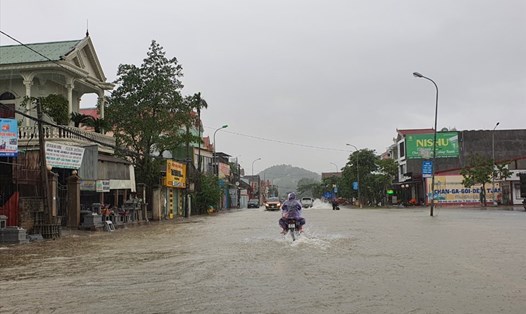 Quốc lộ 46 lên huyện Thanh Chương (Nghệ An) nhiều nơi chìm trong biển nước. Ảnh: QĐ