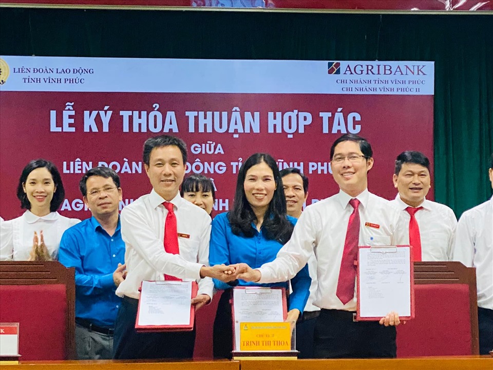 Đại diện lãnh đạo LĐLĐ tỉnh Vĩnh Phúc và các chi nhánh Agribank trên địa bàn ký kết thỏa thuận hợp tác. Ảnh: Phan Huyền Thu