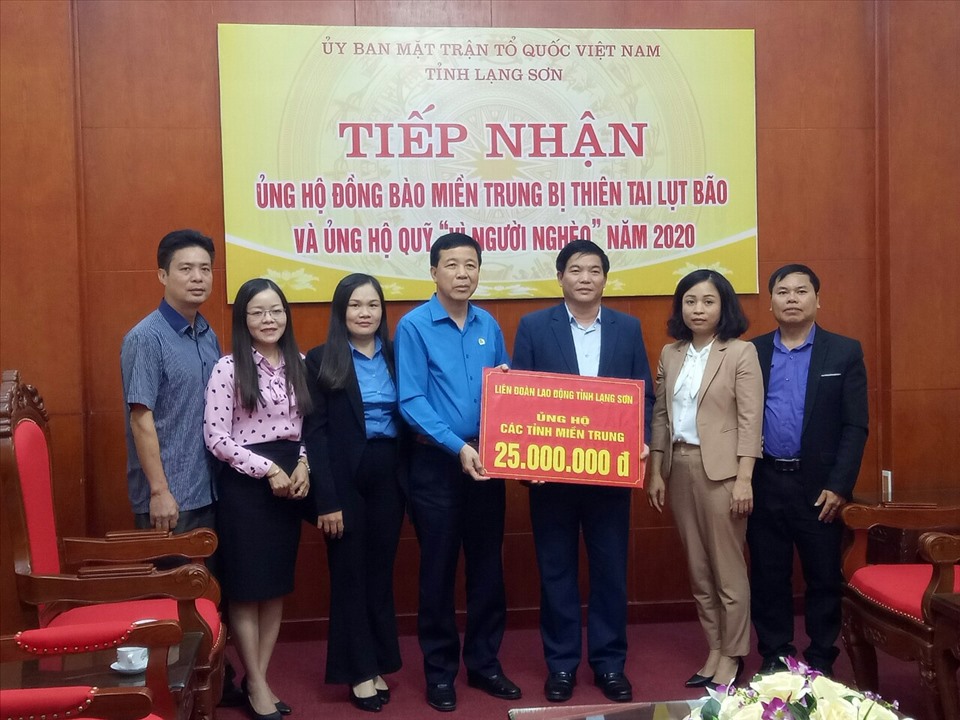 Đại diện LĐLĐ tỉnh Lạng Sơn trao lại tiền ủng hộ cho Uỷ ban Mặt trận Tổ quốc Việt Nam của tỉnh. Ảnh: Tô Thị Ái