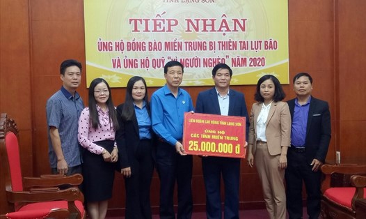 Đại diện LĐLĐ tỉnh Lạng Sơn trao lại tiền ủng hộ cho Uỷ ban Mặt trận Tổ quốc Việt Nam của tỉnh. Ảnh: Tô Thị Ái