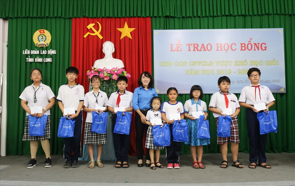 Các con CNVCLĐ nhận học bổng. Ảnh: Hồng Lan