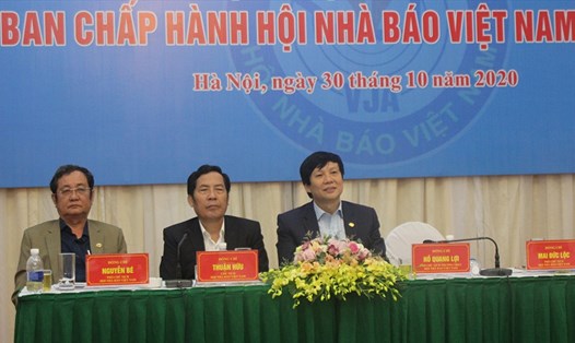Đoàn Chủ tịch điều hành Hội nghị Ban Chấp hành Hội nghị lần thứ 13 Hội Nhà báo Việt Nam. Ảnh T.Vương