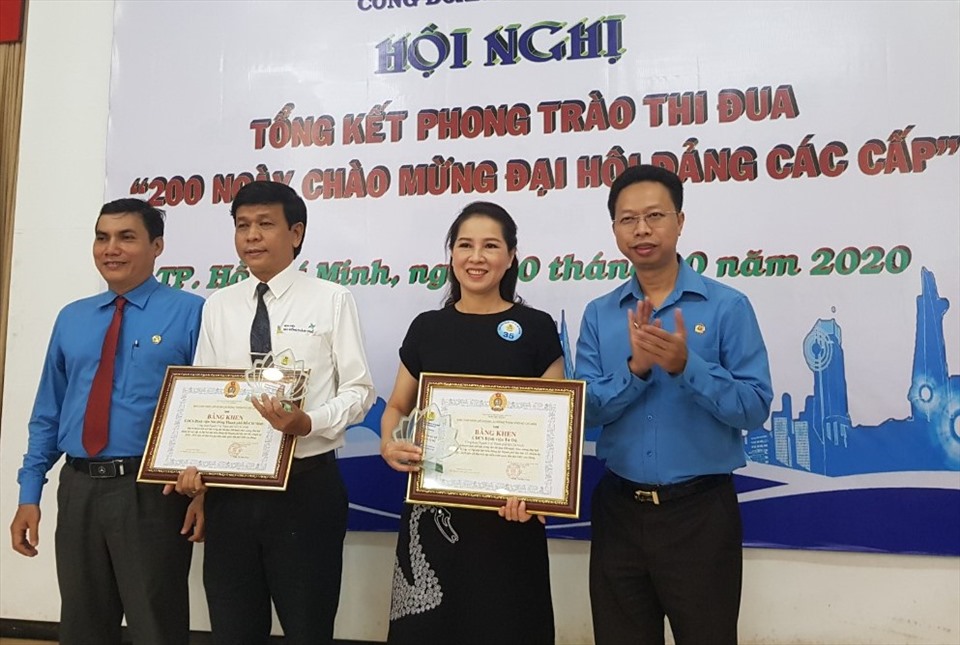 Đại diện LĐLĐ TPHCM trao Bằng khen của LĐLĐ thành phố cho các tập thể có thành tích xuất sắc trong phong trào thi đua. Ảnh Đức Long