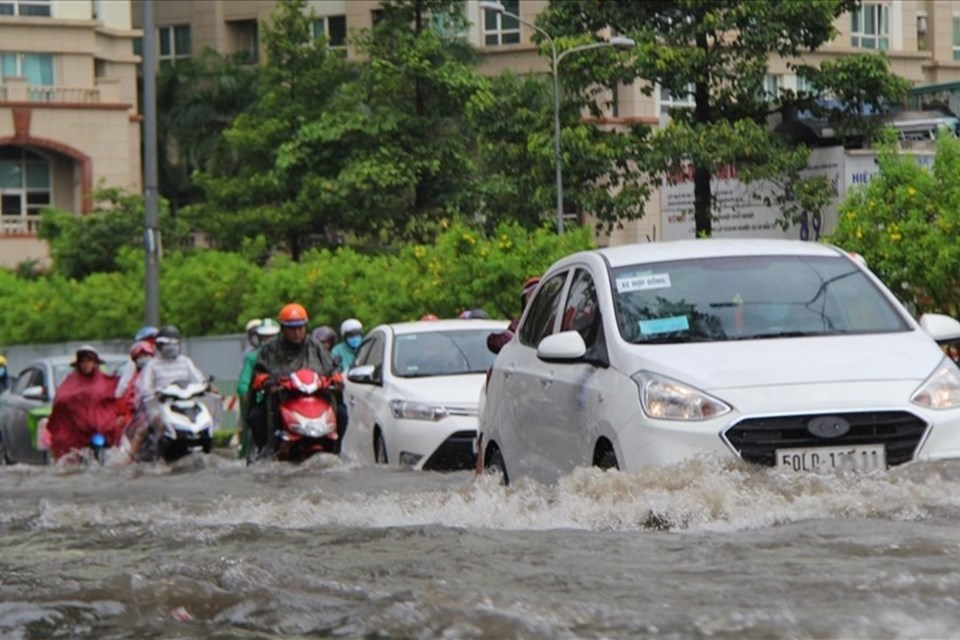 Lái xe trong thời tiết mưa bão tiềm ẩn nhiều nguy hiểm khó lường. Ảnh minh hoạ: Minh Quân. Lái xe trong thời tiết mưa bão tiềm ẩn nhiều nguy hiểm khó lường. Ảnh minh hoạ: Minh Quân.