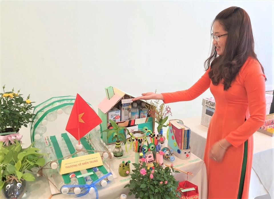 Giới thiệu mô hình nhà nổi làm từ rác thải nhựa đựng nước uống đã bỏ đi. Ảnh Nam Dương