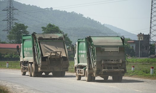 Các xe chở rác di chuyển vào bên trong Khu liên hợp xử lý chất thải Nam Sơn.