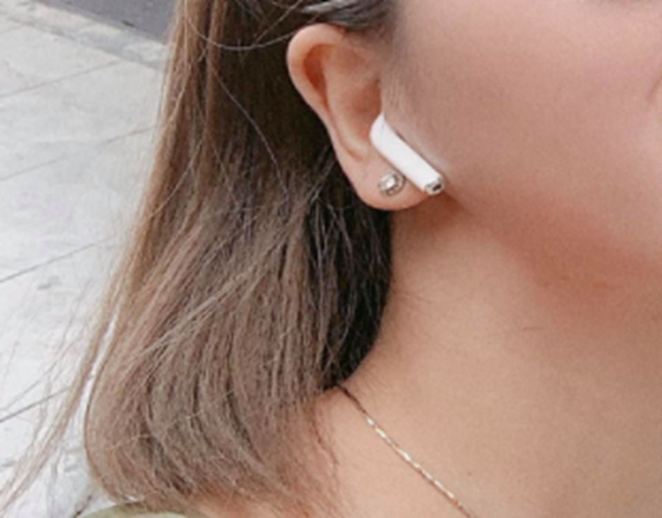 Hiểm hoạ từ việc đeo tai nghe khi ngủ. Hình minh hoạ: Hạ Mây Hiểm hoạ từ việc đeo tai nghe khi ngủ. Hình minh hoạ: Hạ Mây