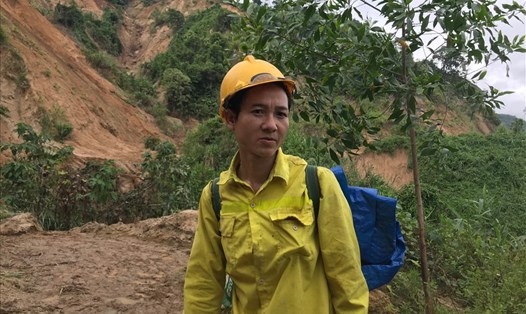 Người dân địa phương gùi lương thực tiếp tế công nhân thủy điện bị mắc kẹt trong xã Phước Lộc do sạt lở tắt đường. Ảnh: Tường Minh