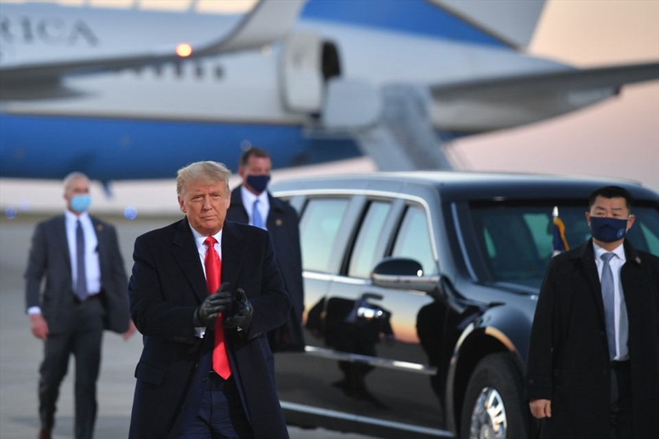 Tổng thống Donald Trump đến một cuộc vận động tranh cử tại Sân bay Quốc tế Rochester ở Rochester, Minnesota hôm 30.10. Ông đang tích cực chạy đua nước rút trong chặng cuối của cuộc bầu cử với 14 cuộc vận động tranh cử trong 3 ngày trước ngày bầu cử 3.11. Ảnh: AFP.