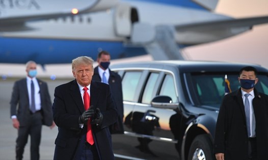 Tổng thống Donald Trump đến một cuộc vận động tranh cử tại Sân bay Quốc tế Rochester ở Rochester, Minnesota hôm 30.10. Ông đang tích cực chạy đua nước rút trong chặng cuối của cuộc bầu cử với 14 cuộc vận động tranh cử trong 3 ngày trước ngày bầu cử 3.11. Ảnh: AFP.