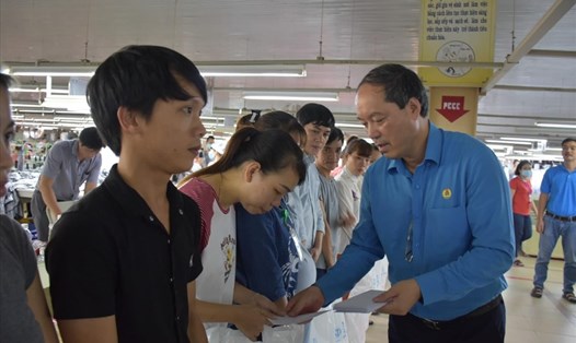 Chủ tịch Công đoàn Dệt may Việt Nam Lê Nho Thướng trao hỗ trợ cho công nhân lao động. Ảnh: CĐ DMVN