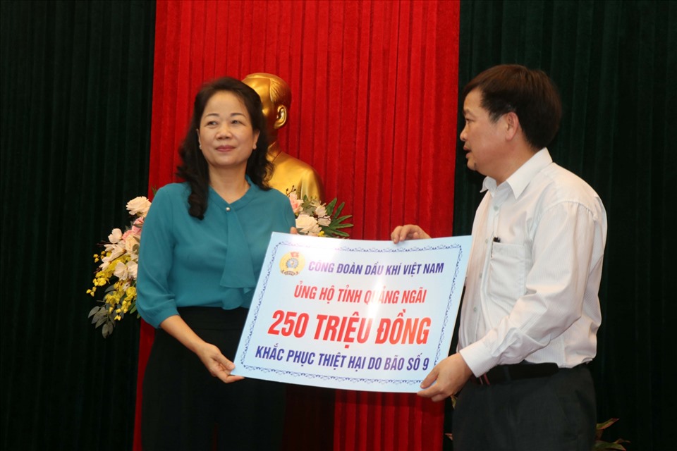 Bà Khuất Thị Lê – Chủ tịch Công đoàn cơ sở thừa ủy quyền của Công đoàn Dầu khí Việt Nam trao biển tượng trưng hỗ trợ 250 triệu đồng.