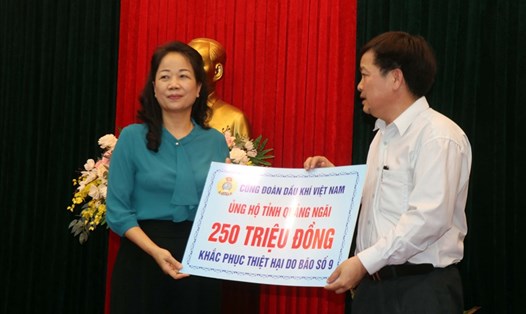 Bà Khuất Thị Lê – Chủ tịch Công đoàn cơ sở thừa ủy quyền của Công đoàn Dầu khí Việt Nam trao biển tượng trưng hỗ trợ 250 triệu đồng.