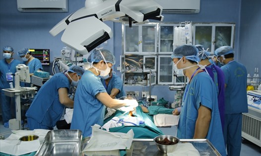 Các bác sĩ thực hiện ca ghép ruột đầu tiên ở Việt Nam. Ảnh: BVCC