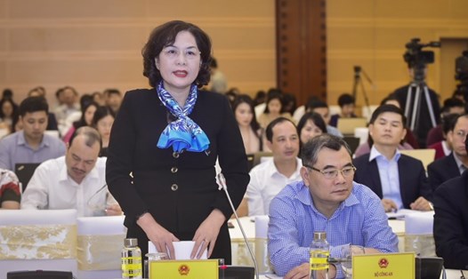 Phó Thống đốc Nguyễn Thị Hồng trả lời câu hỏi của phóng viên về nguyên nhân nợ xấu tại Họp báo thường kì Chính phủ. Ảnh SBV