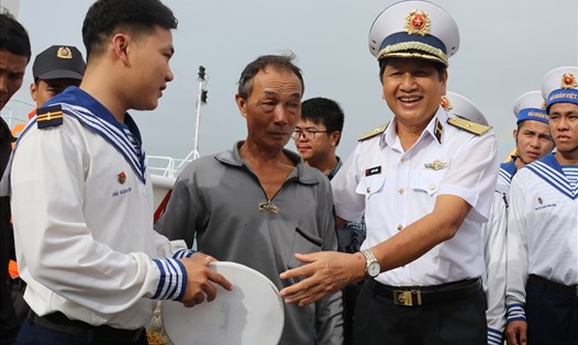 11 ngư dân và tàu cá Bình Định được tàu kiểm ngư lai dắt về bờ an toàn. Ảnh: Phương Linh