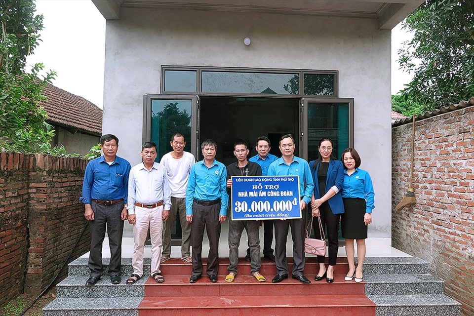 Ban quản lý quỹ Mái ấm Công đoàn trao số tiền hỗ trợ cho gia đình đoàn viên Trần Anh Tuấn. Ảnh: Hoàng Tuấn.