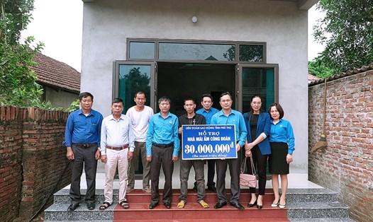 Ban quản lý quỹ Mái ấm Công đoàn trao số tiền hỗ trợ cho gia đình đoàn viên Trần Anh Tuấn. Ảnh: Hoàng Tuấn.