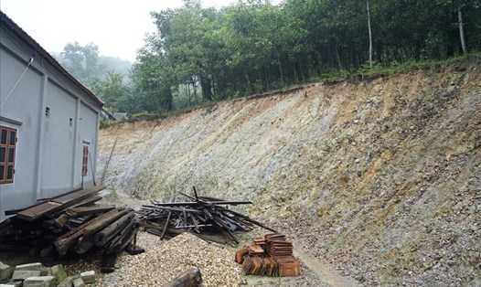 Một hộ dân ở thôn Mỹ Sơn-xã Thanh Mỹ (Thanh Chương-Nghệ An) đào chân núi để làm nhà. Ảnh: Quang Đại