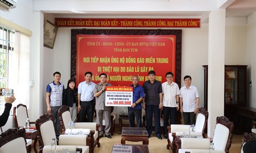 Đoàn công tác trao quà hỗ trợ tại tỉnh Kon Tum. Ảnh T.H