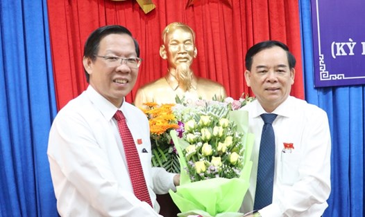 Chủ tịch HĐND tỉnh Bến Tre - ông Phan Văn Mãi (bên trái) tặng hoa chúc mừng ông Trần Ngọc Tam. Ảnh: Hữu Hiệp
