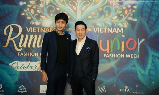 Nam ca sĩ Quang Hà (phải) dành thời gian đến thưởng thức show thời trang Vietnam Runway Fashion Week do người bạn thân thiết - siêu mẫu Xuân Lan tổ chức. Ảnh: Trương Gia Huy.