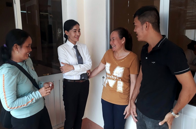 Bà Thảo, bà Hiền, ông Triệu cùng luật sư tại phiên tòa phúc phẩm xét xử vụ Công ty cổ phần Cấp nước Bạc Liêu sa thải người lao động ngày 9.11.2019. (ảnh Nhật Hồ)
