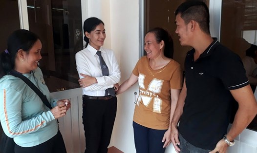 Bà Thảo, bà Hiền, ông Triệu cùng luật sư tại phiên tòa phúc phẩm xét xử vụ Công ty cổ phần Cấp nước Bạc Liêu sa thải người lao động ngày 9.11.2019. (ảnh Nhật Hồ)