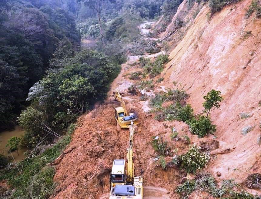 Tỉnh Kon Tum vừa cắt lũ thủy điện vừa nỗ lực khơi thông các tuyến đường huyết mạch bị đất đá vùi lấp. Ảnh TA