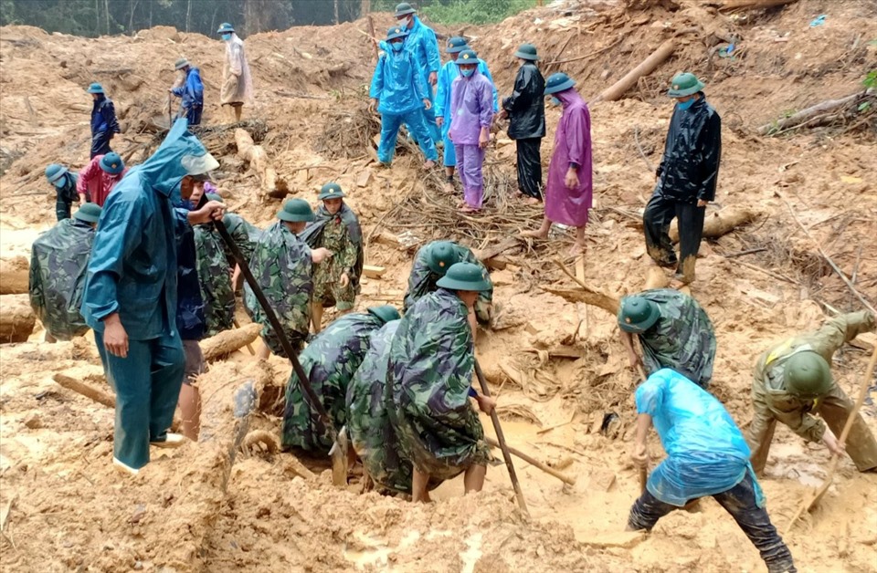 Lực lượng quân đội tổ chức tìm kiếm các nạn nhân. Ảnh: CTV