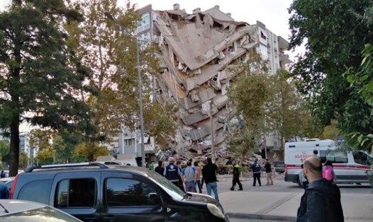 Một tòa nhà hư hại sau động đất ở Izmir, Thổ Nhĩ Kỳ. Ảnh: CNN.