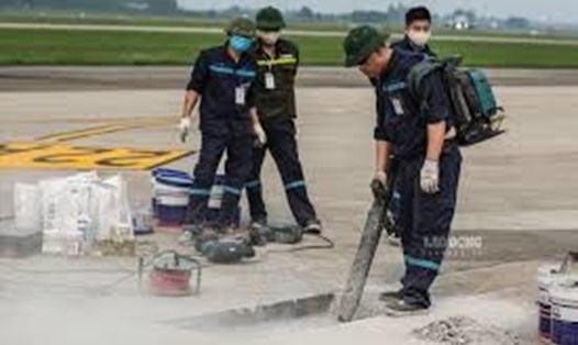 Sửa chữa đường băng sân bay Nội Bài. Ảnh Ldo